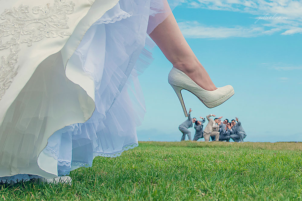 bride-groomsmen-silly-fun-shot-Los-Angeles-beach