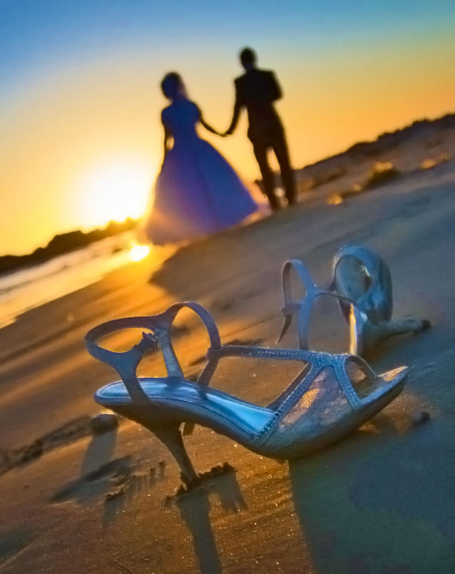 heels-on-the-sand-bride-groom-running-on-the-beach-wedding-photography-northridge
