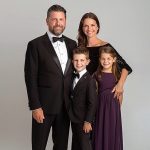 velsenor9_Generate_a_full_body_portrait_photo_of_a_mother_and_f_63e91c7c-90c6-41fb-851a-32d30d076bc0