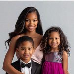 velsenor9_Generate_a_full_body_portrait_photo_of_a_mother_with__0ffcdf7d-2e36-469e-9aa5-c7920eba2705