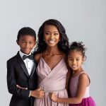 velsenor9_Generate_a_full_body_portrait_photo_of_a_mother_with__10fb197e-568b-499b-a244-69c68369b38d