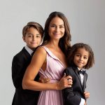 velsenor9_Generate_a_full_body_portrait_photo_of_a_mother_with__7a4eb586-5b5f-4483-ac38-b31438591f5c