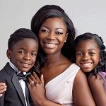 velsenor9_Generate_a_full_body_portrait_photo_of_a_mother_with__cacbadde-38af-49ff-b95a-933dc68e0b4d